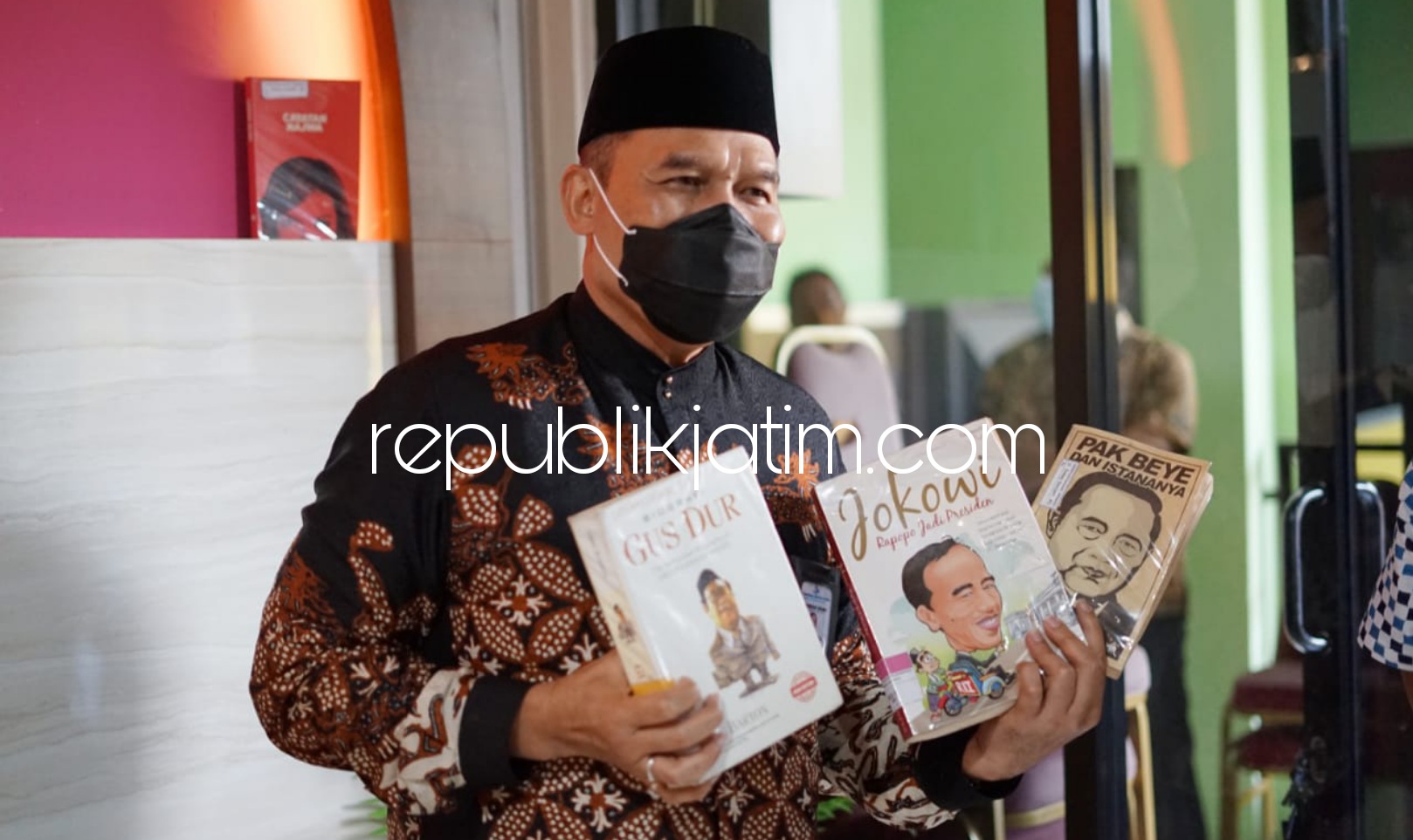 KUNJUNGAN - Penasehat Utama PT Dharma Lautan Utama (DLU), Bambang Haryo Soekartono (BHS) mengunjungi Perpustakaan dan Arsip Pemkab Sidoarjo bersamaan Hari Buku Nasional untuk menumbuhkan semangat literasi pelajar dan warga Sidoarjo, Selasa (18/05/2021).