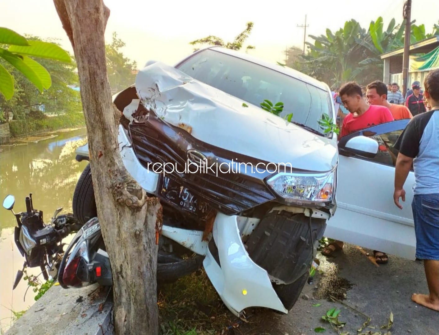 TERLINDAS - Motor Honda Vario bernopol W 3359 VB yang dikendarai Giarto (50) warga Perum Taman Sidorejo, Kecamatan Krian hancur ditabrak Daihatsu Xenia bernopol N 1574 GS di JL Raya Tanjungsari, Kecamatan Taman, Sidoarjo hingga pengendara motor tewas.