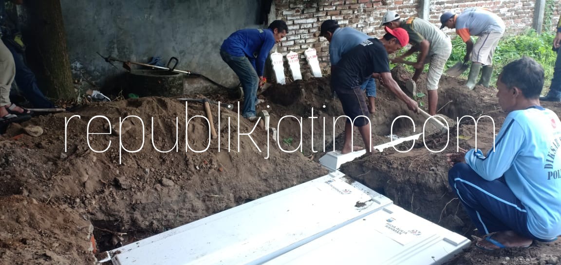 DIMAKAMKAN - Tiga jenazah terduga teroris yang tewas dalam ledakan di Rusunawa Kelurahan Wonocolo, Kecamatan Taman, Sidoarjo dimakamkan di Tempat Pemakaman Umum (TPU) Mr X di Kelurahan Pucang, Kecamatan Sidoarjo, Jumat (18/05/2018) sore.