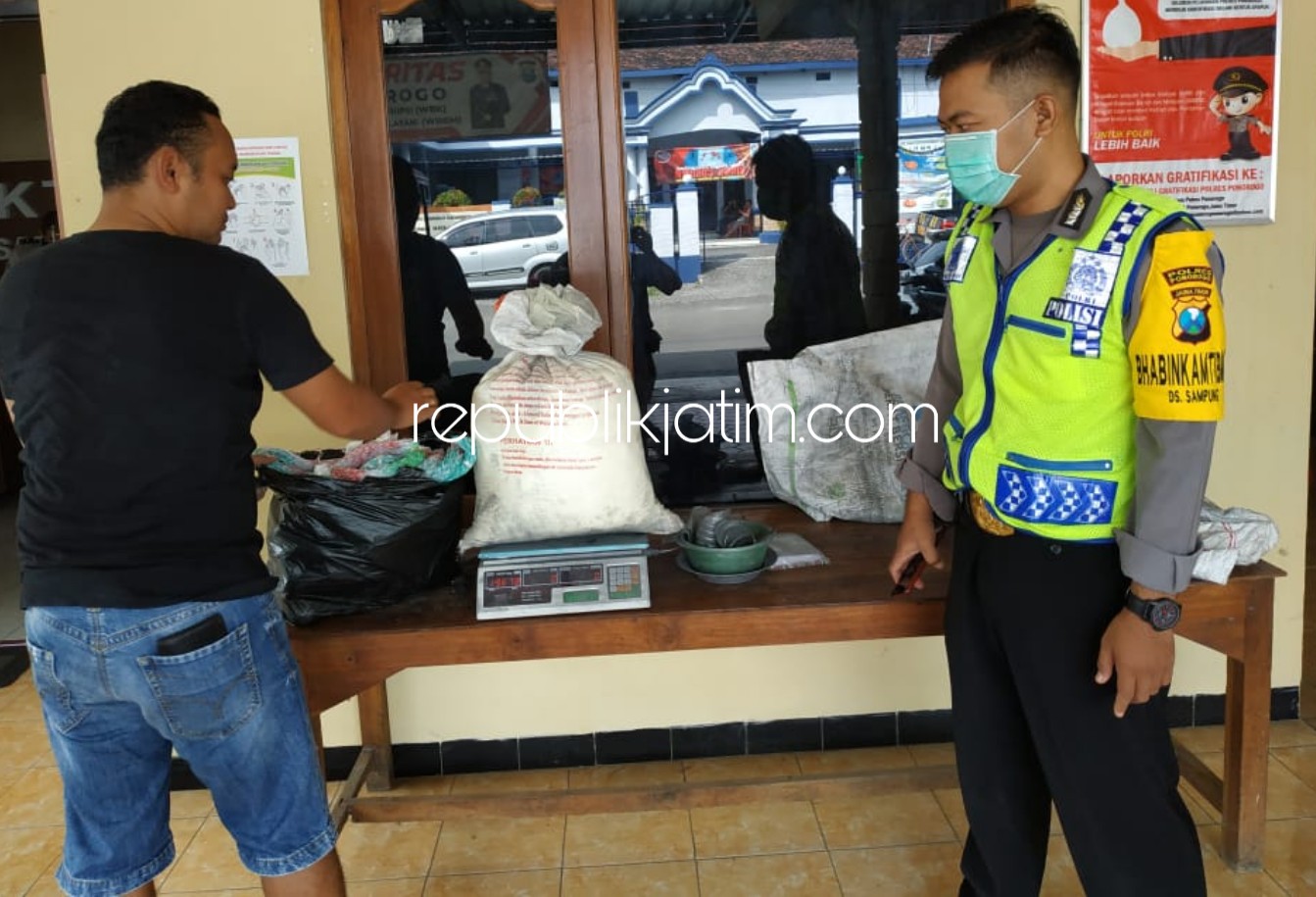 BARANG BUKTI - Anggota Polsek Sampung menyita barang bukti bahan petasan dari dua tersangka pengedar serbuk petasan (mercon), Senin (18/05/2020). 