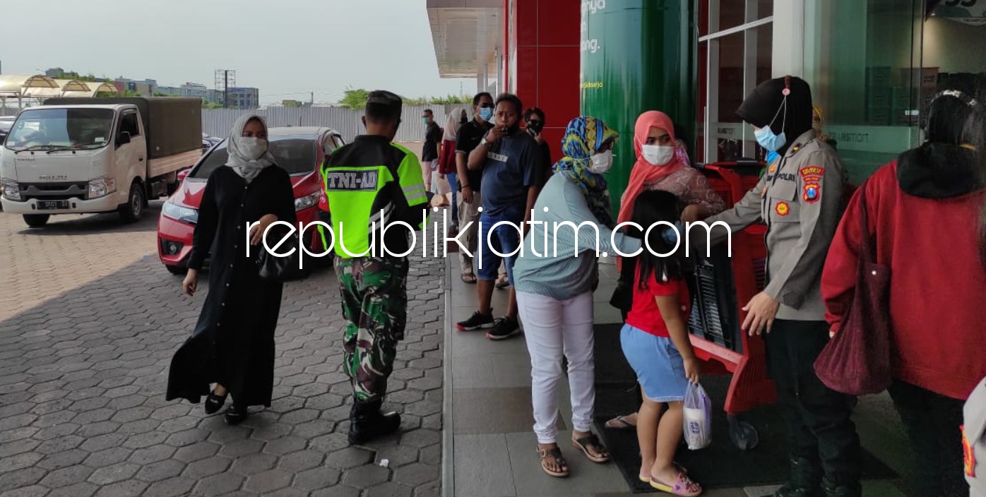 BLUSUKAN - Para personel Polwan Polresta Sidoarjo blusukan mall untuk mengingatkan masyarakat agar tetap mencegah terjadinya kerumunan yang berpotensi menimbulkan klaster baru penyebaran Covid-19, Rabu (19/05/2021).
