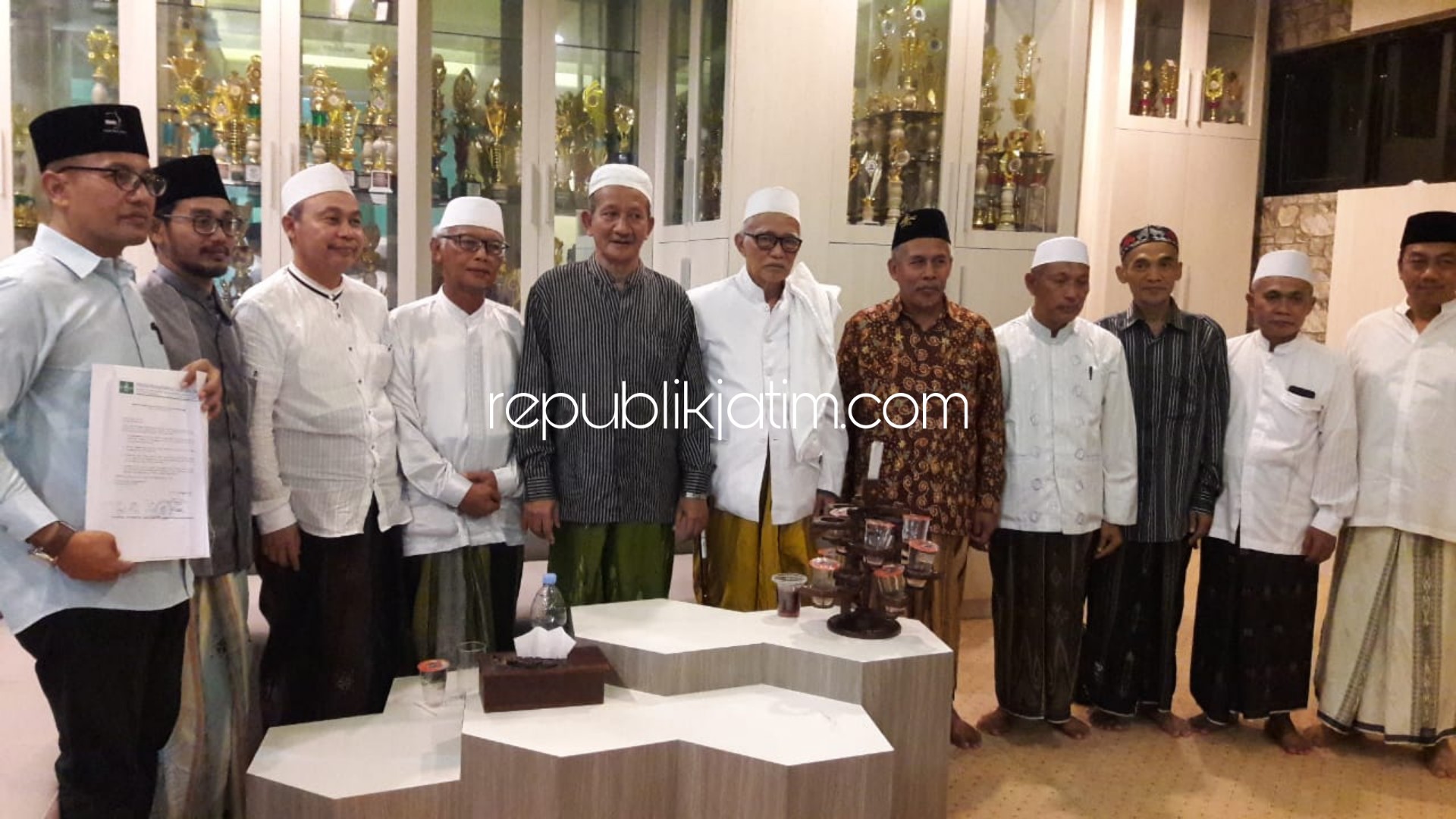KOMPAK - Sejumlah Pengurus PWNU Jatim kompak menyeruhkan agar tidak ke Jakarta melainkan menempuh jalur hukum atas hasil Pemilu 2019 di Jawa Timur dalam acara Pesantren Peogresif Bumi Sholawat, Desa Lebo, Sidoarjo, Minggu (19/05/2019) malam.