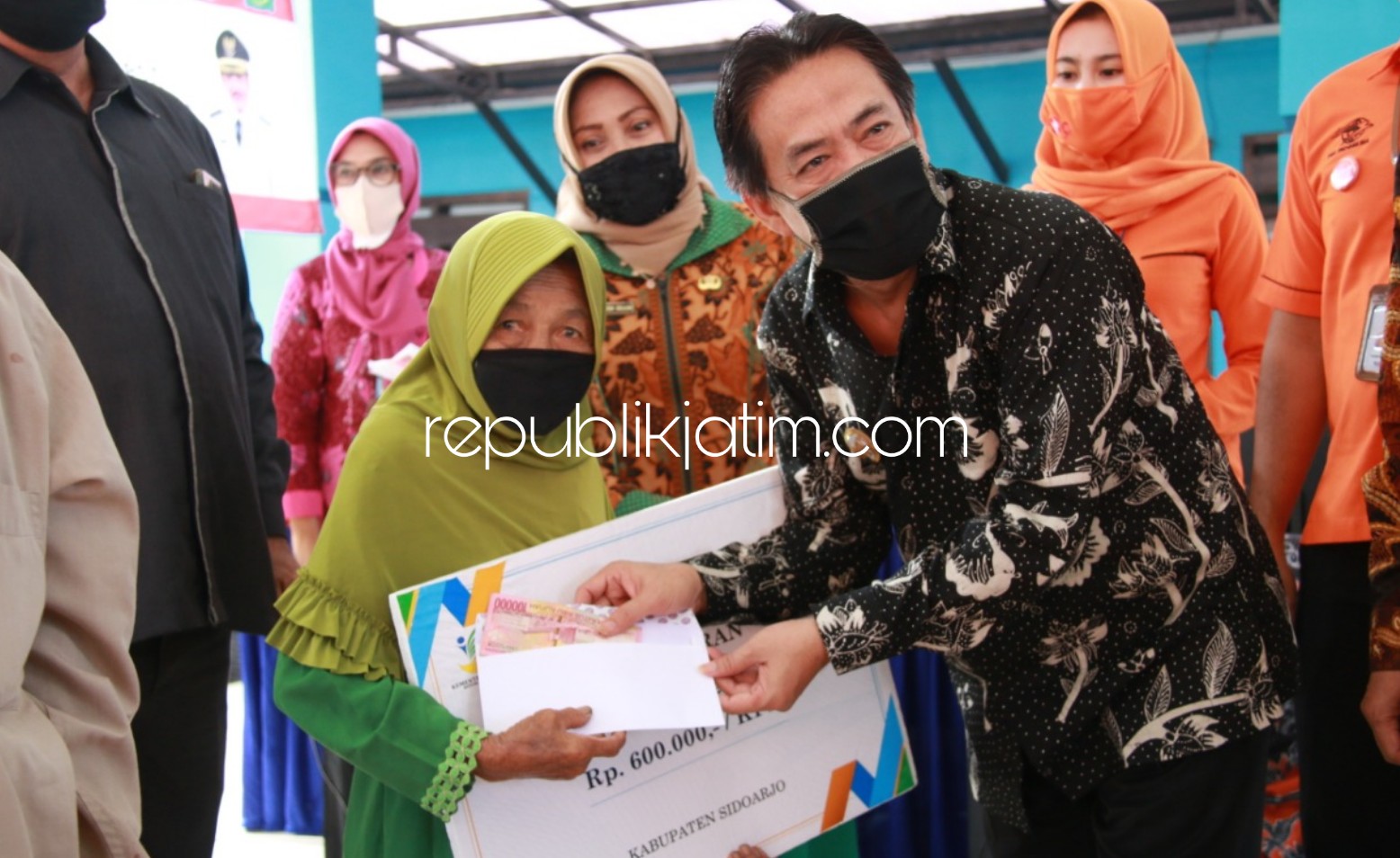 CAIR - Bantuan Sosial Tunai (BST) dari Kemensos RI mulai dicairkan sebagai dampak Covid-19 seperti dicairkan di PT Kantor Pos Indonesia dan Balai Desa Lebo, untuk wilayah Kecamatan Sidoarjo, Selasa (19/05/2020).