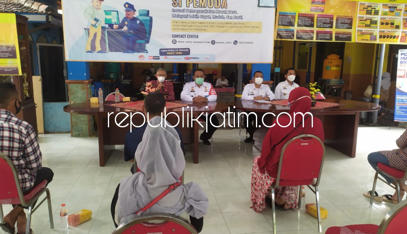 SI PEMUDA - Kepala Lapas Kelas II A Sidoarjo, Teguh Pamuji didamping Plt Lurah Magersari, Kecamatan Sidoarjo, Bambang Prasetio meluncurkan program Inovasi Pemasyarakatan Masuk Desa (Si PEMUDA) di Kantor Kelurahan Magersari, Rabu (19/05/2021).