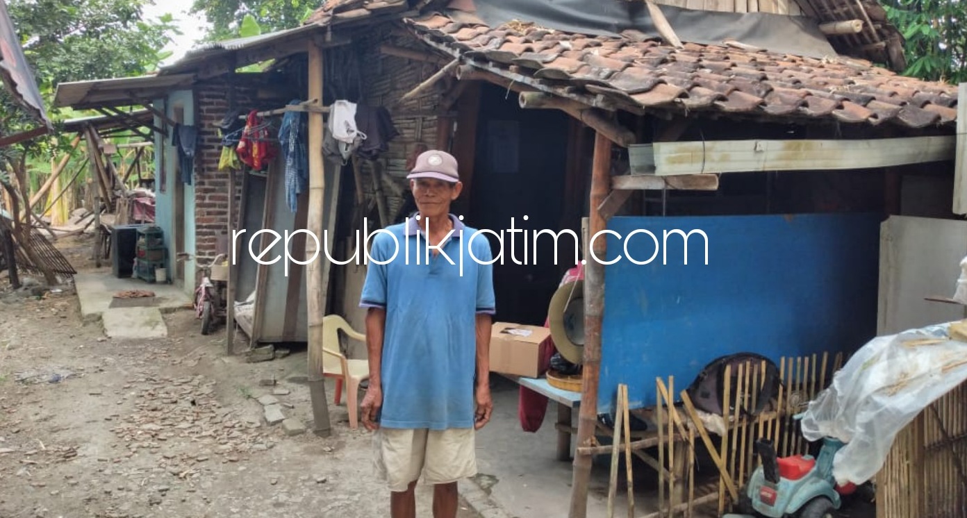 MISKIN - Sanuri (70) warga Desa Sudimoro, Kecamatan Tulangan terpaksa makan seadanya karena tak menerima Bantuan Pangan Non Tunai (BPNT) di rumahnya yang tidak layak huni, Kamis (20/05/2021). 