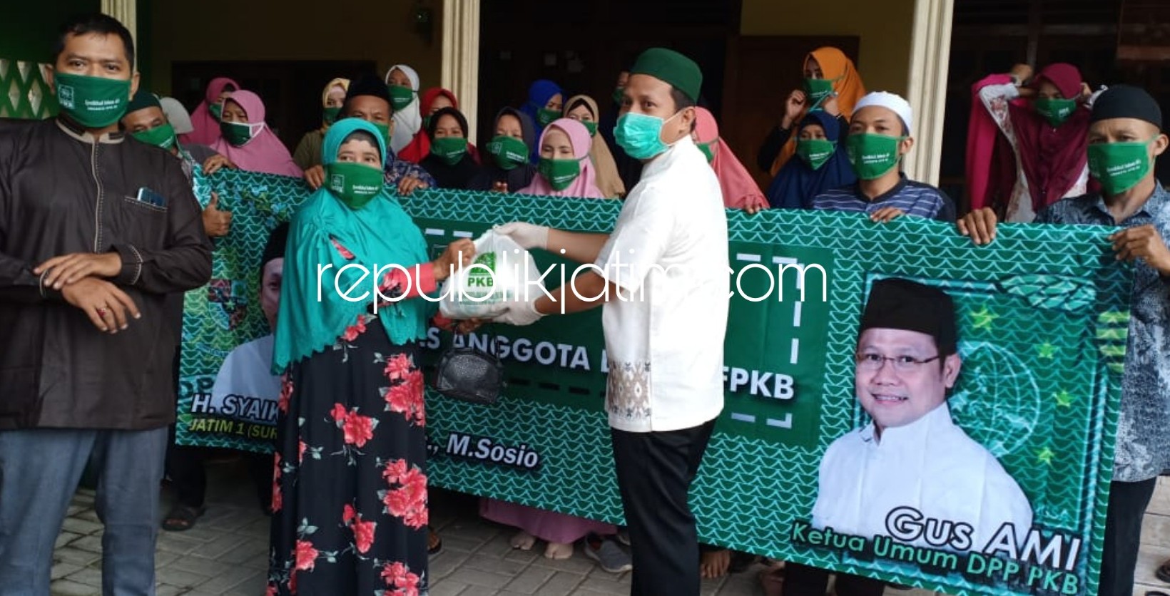 SALURKAN - Anggota Fraksi PKB DPR RI, Syaikhul Islam Ali menyalurkan bantuan 10.000 paket sembako untuk warga Sidoarjo salah satunya saat dibagikan untuk warga Desa Cangkringturi, Kecamatan Prambon, Sidoarjo, Selasa (19/05/2020).