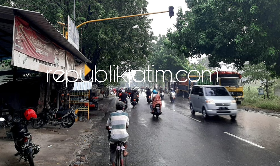 KELUHKAN - Kondisi traffic light yang rusak di depan Balai Desa Kemangsen, Kecamatan Balongbendo, Sidoarjo dikeluhkan para pengguna jalan, Kamis (20/05/2021).