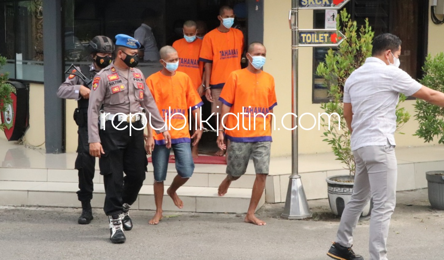 TERSANGKA - Para tersangka penerbang balon udara tanpa awak dan petasan yang ditahan Polres Ponorogo dipamerkan bersama barang buktinya, Kamis (20/05/2021).