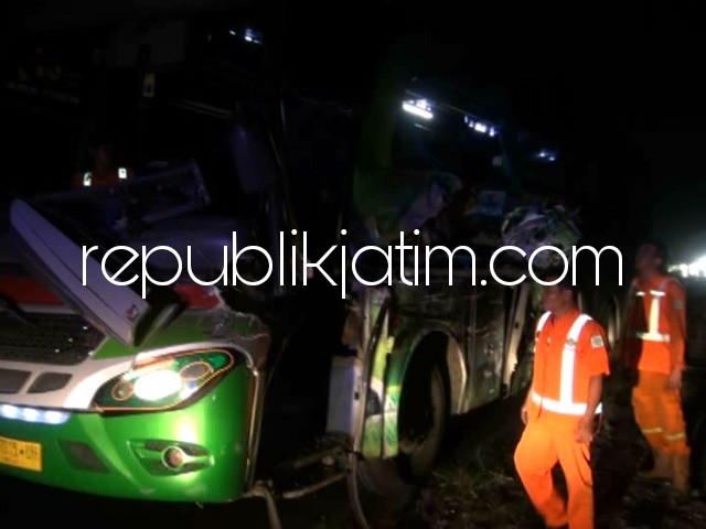 HANCUR - Bus Restu bernopol N 7105 UH hancur usai menabrak truk trailer di Tol Waru menuju Sidoarjo hingga menyebabkan 1 korban tewas dan 5 penumpang terluka, Sabtu (19/05/2018) malam.