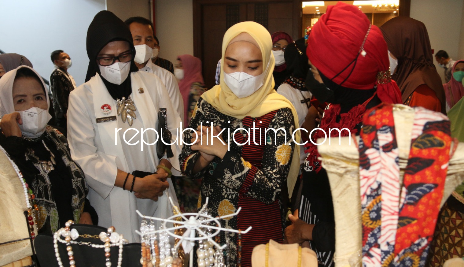 PAMERAN - Ketua Dekranasda Sidoarjo, Sa'adah Ahmad Muhdlor Ali menyaksikan pameran produk UKM yang diselenggarakan Disnaker Pemkab Sidoarjo di Fave Hotel, Jumat (21/05/2021). 