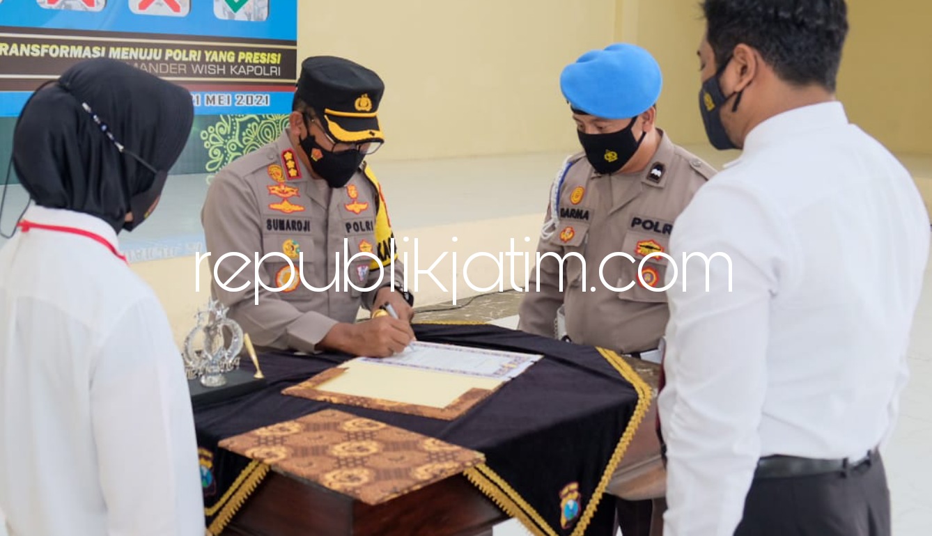 INTEGRITAS - Kapolresta Sidoarjo, Kombes Pol Sumardji menandatangani pakta integritas dengan anggota Satuan Resnarkoba Polresta Sidoarjo untuk tidak menyalahgunakan kewenangan dan penyalahgunaan narkoba, Jumat (21/05/2021).