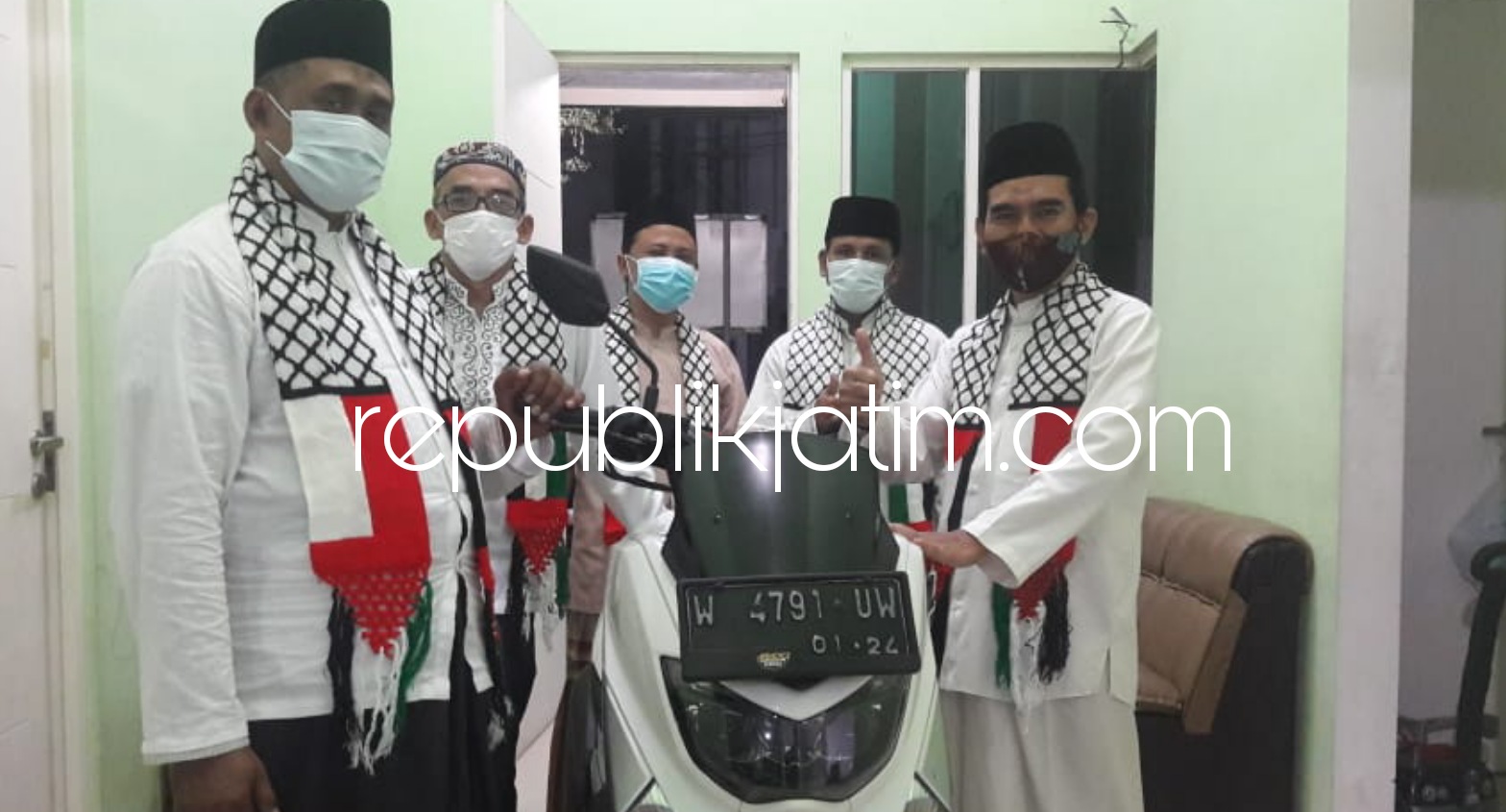 PALESTINA - Ikatan Dai Indonesia (Ikadi) Sidoarjo menggelar acara Istighosah Kubro Mendoakan Al Aqsha Palestina sekaligus penggalangan donasi untuk umat muslim Palestina, Kamis (20/05/2021) malam. 