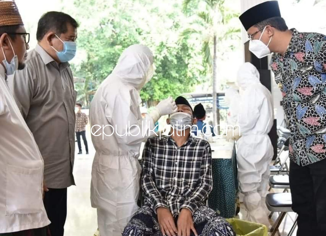 SWAB - Sebanyak 169 santri Pondok Pesantren Lirboyo Kediri asal Sidoarjo mengikuti Tes Swab Antigen di Pendopo Delta Wibawa secara gratis, Sabtu (22/05/2021).