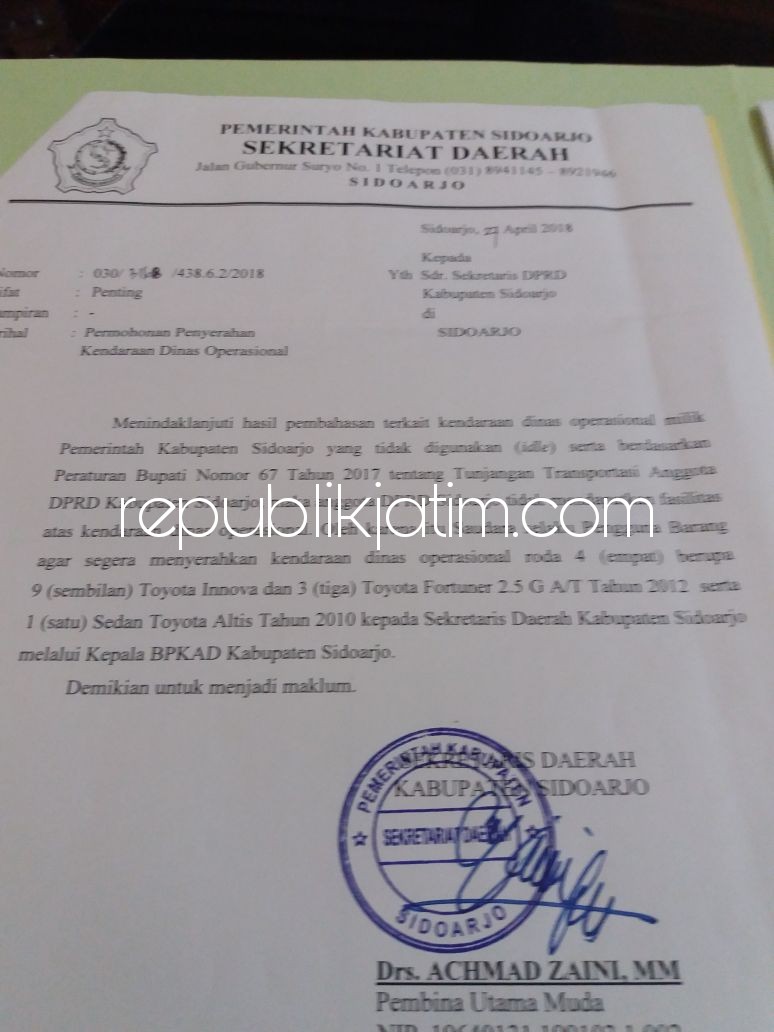 SURAT PENARIKAN - Sebanyak 17 Mobil Dinas (Mobdin) yang terlanjur diserahkan ke DPRD Sidoarjo bakal dikembalikan lagi ke Pemkab Sidoarjo karena ditarik Sekda Pemkab Sidoarjo melui surat penarikan, Selasa (22/05/2018).