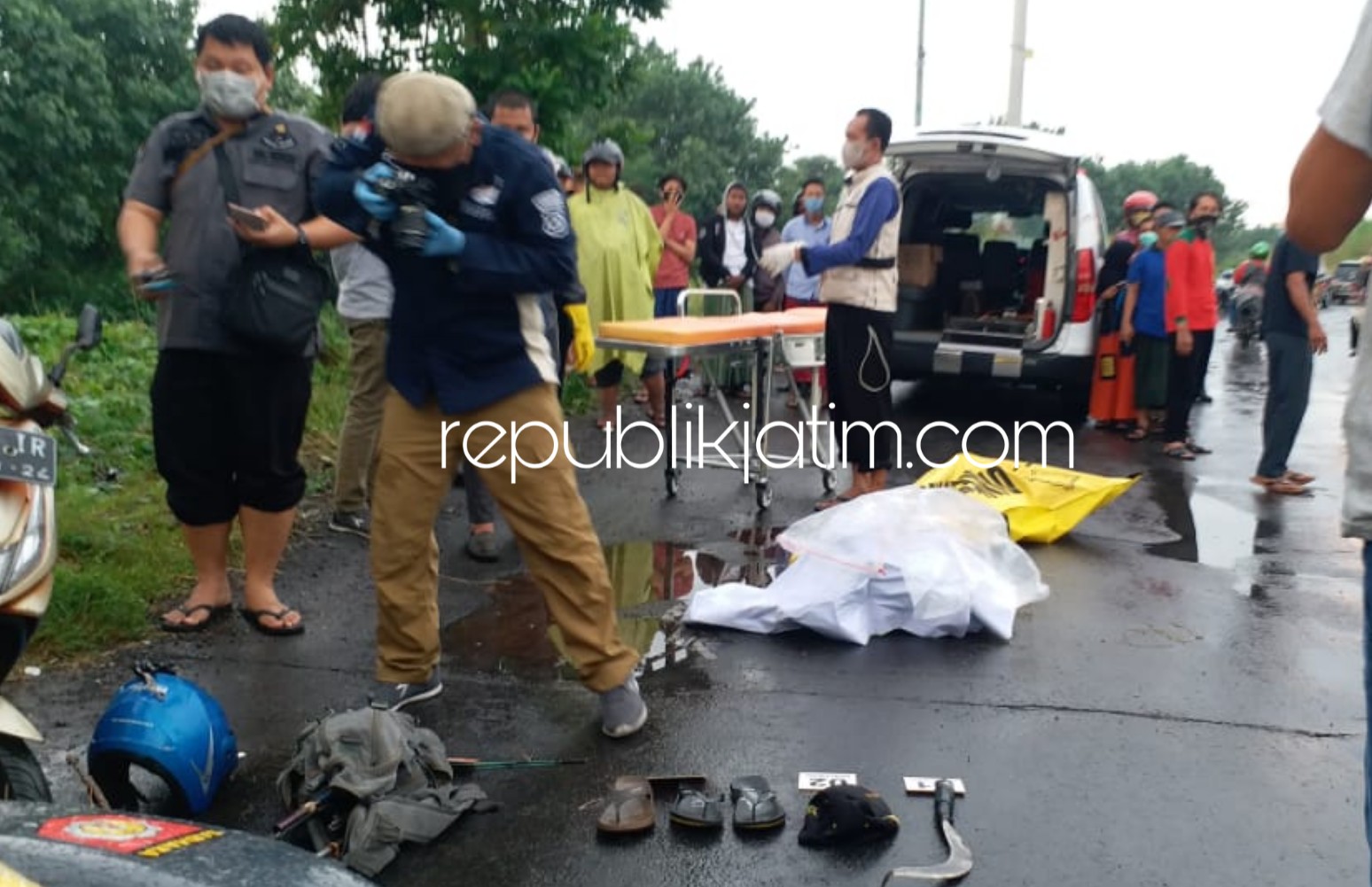 TEWAS - Petugas Satuan Reskrim Polresta Sidoarjo menggelar olah TKP kematian Jamin (61) warga RT 003 RW 002 Kelurahan Rungkut Tengah 5/20, Kecamatan Gununganyar, Surabaya di JL Desa Tambakoso, Kecamatan Waru, Sidoarjo, Jumat (22/05/2020) sore.