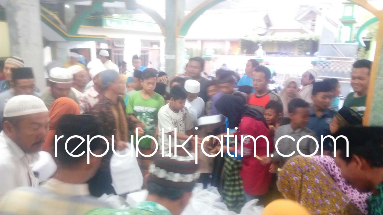 BUKA BERSAMA - PT Megasurya Mas menggelar Buka Puasa Bersama di Pondok Pesantren Al Mubarok Dusun Tambak Jabon, Desa Tambaksawah, Kecamatan Waru, Sidoarjo, Selasa (22/05/2018).