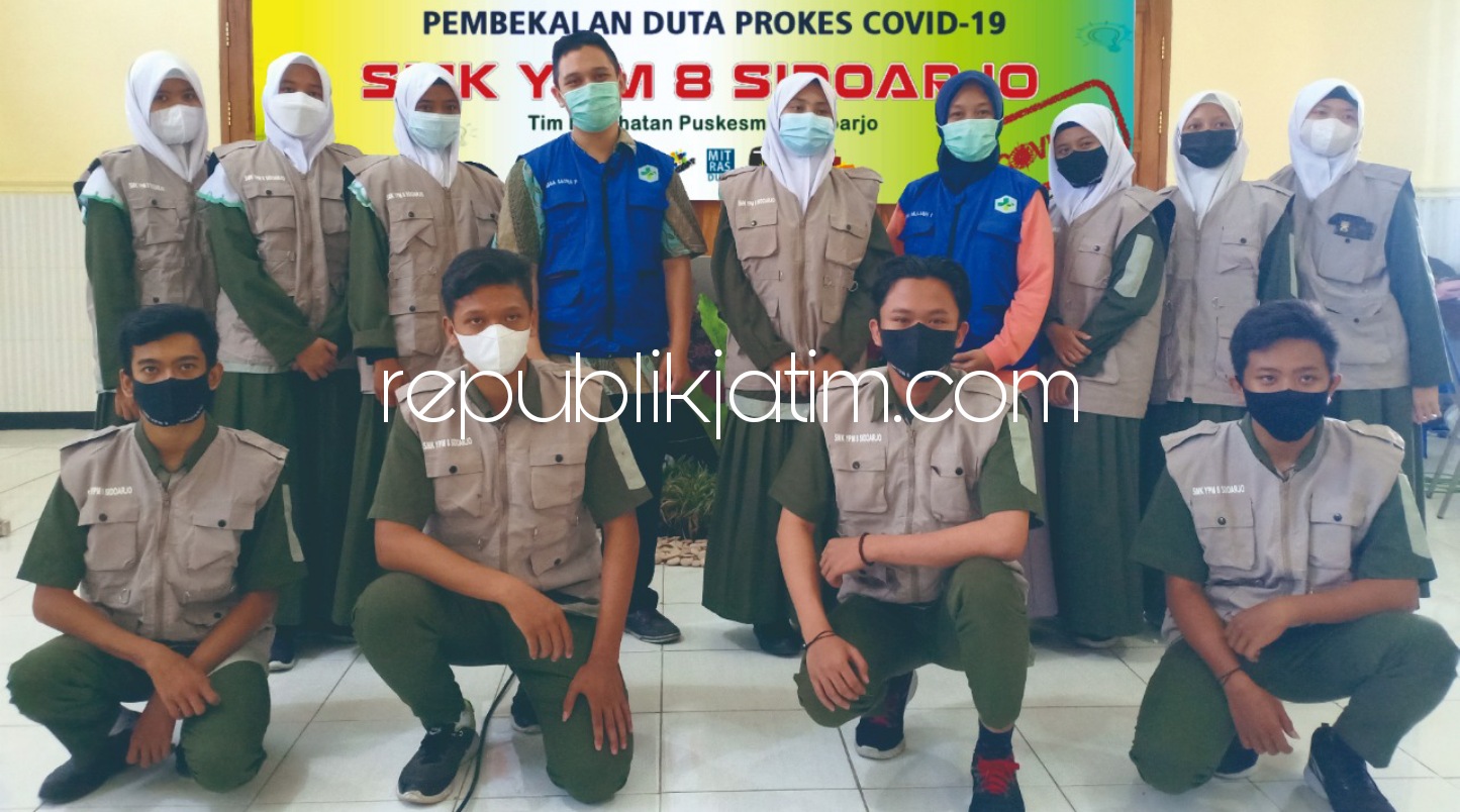 BEKALI - Sebanyak 86 siswa dan siswi SMK YPM 8 Sidoarjo yang menjadi Duta Prokes Covid-19 dibekali untuk dijadikan Satgas Covid-19 di tingkat sekolah dalam menyambut persiapan Pembelajaran Tatap Muka (PTM) 5 Juli mendatang, Sabtu (22/05/2021).