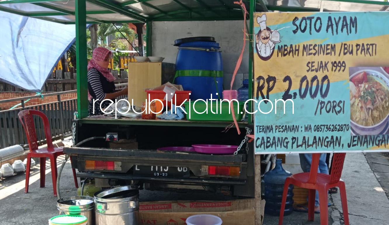 MURAH - Stan Soto Murah Mbah Mesinem satu porsi dengan harga Rp 2.000 setiap pagi bisa dijumpai di JL Juanda atau di depan Tambak Kemangi Ponorogo, Sabtu (22/05/2021).