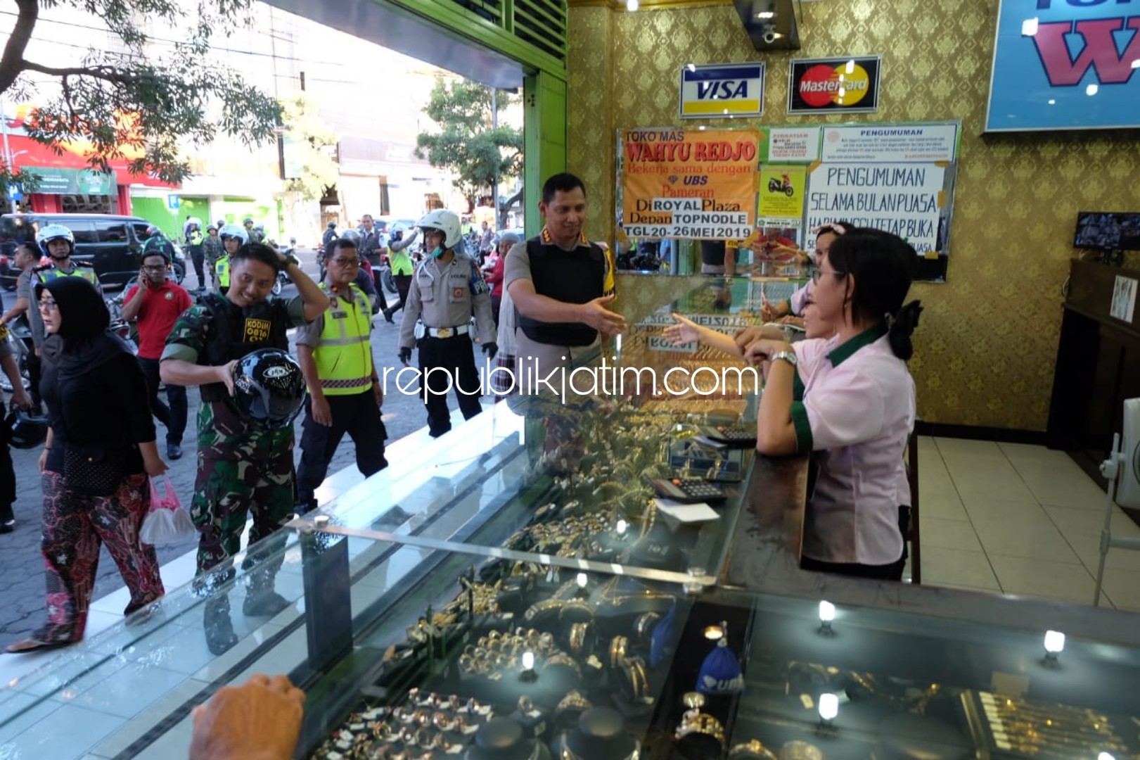 PATROLI - Petugas gabungan menggelar patroli Kamtibmas dipimpin Kapolresta Sidoarjo, Kombes Pol Zain Dwi Nugroho ke sejumlah pertokoan yang ada di JL Gajahmada, Sidoarjo, Rabu (22/05/2019) petang.