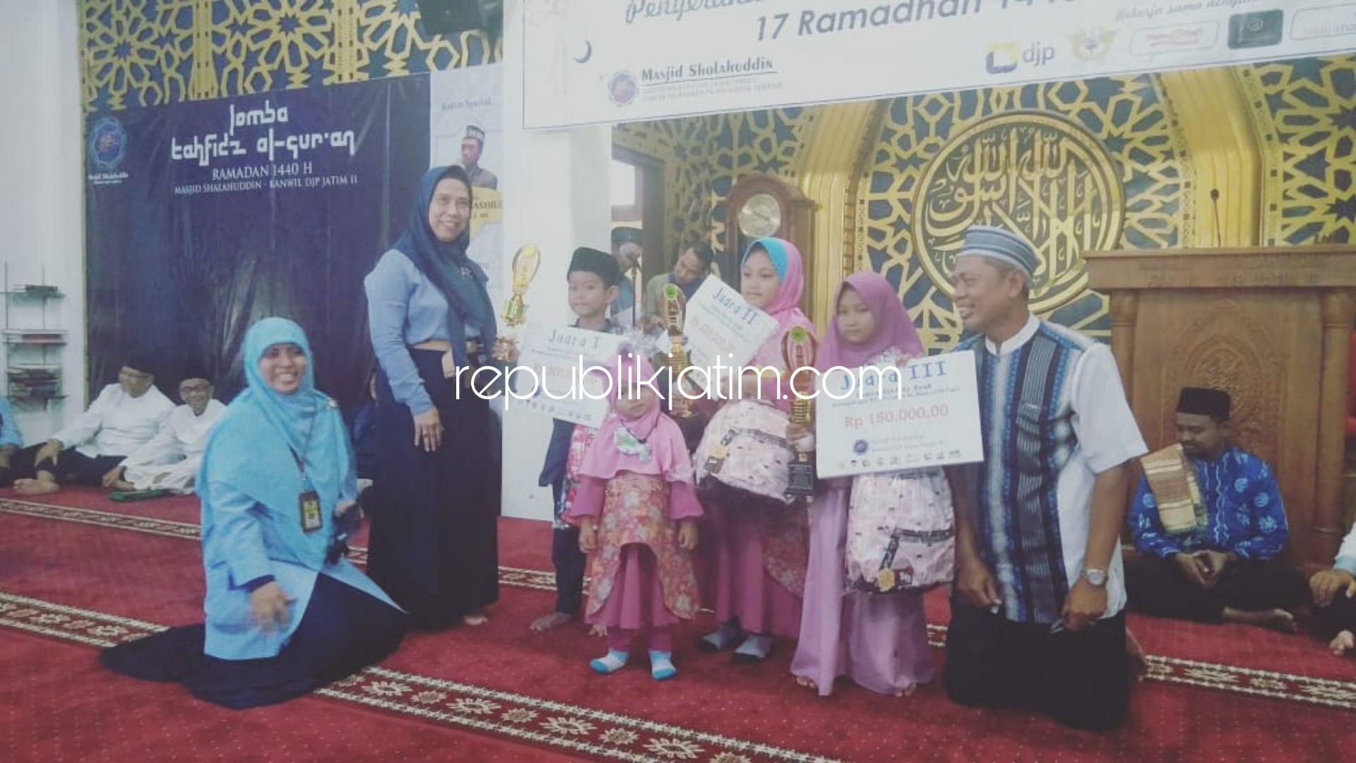 JUARA - Kepala Kanwil DJP Jatim II, Lusiani memberikan hadiah kepada para juara lomba tahfidz Alquran di Masjid Salahudin, Kanwil DJP Jatim II Rabu, (22/5/2019) sore.