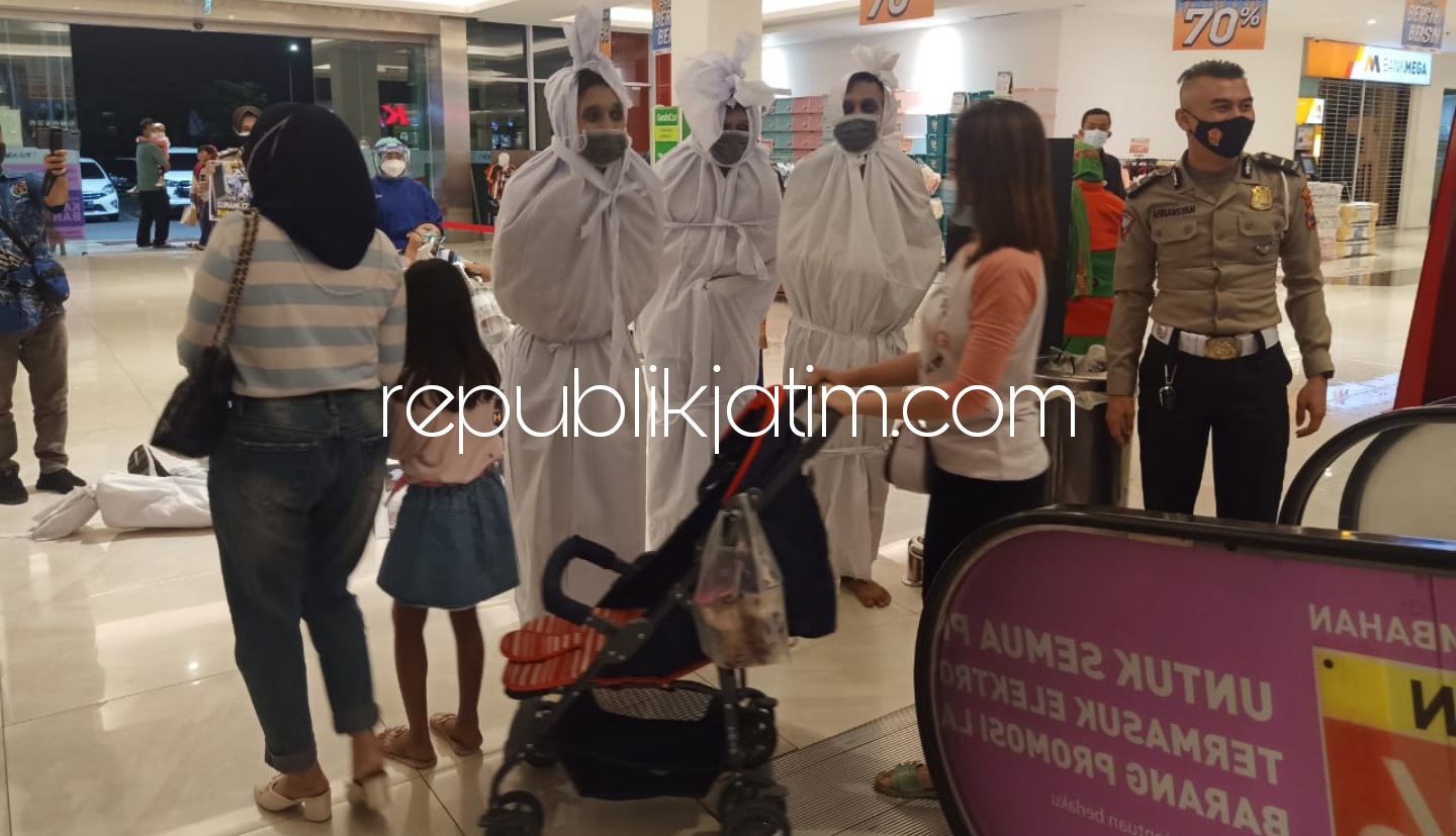 POCONG - Warga Sidoarjo dikejutkan pocong dan pasien Covid-19 di kursi roda yang didorong perawat berbaju hazmat serta berbagai tulisan tentang Tsunami Covid-19 India di beberapa mall dan persimpangan jalan di Sidoarjo, Jumat (21/05/2021) malam.