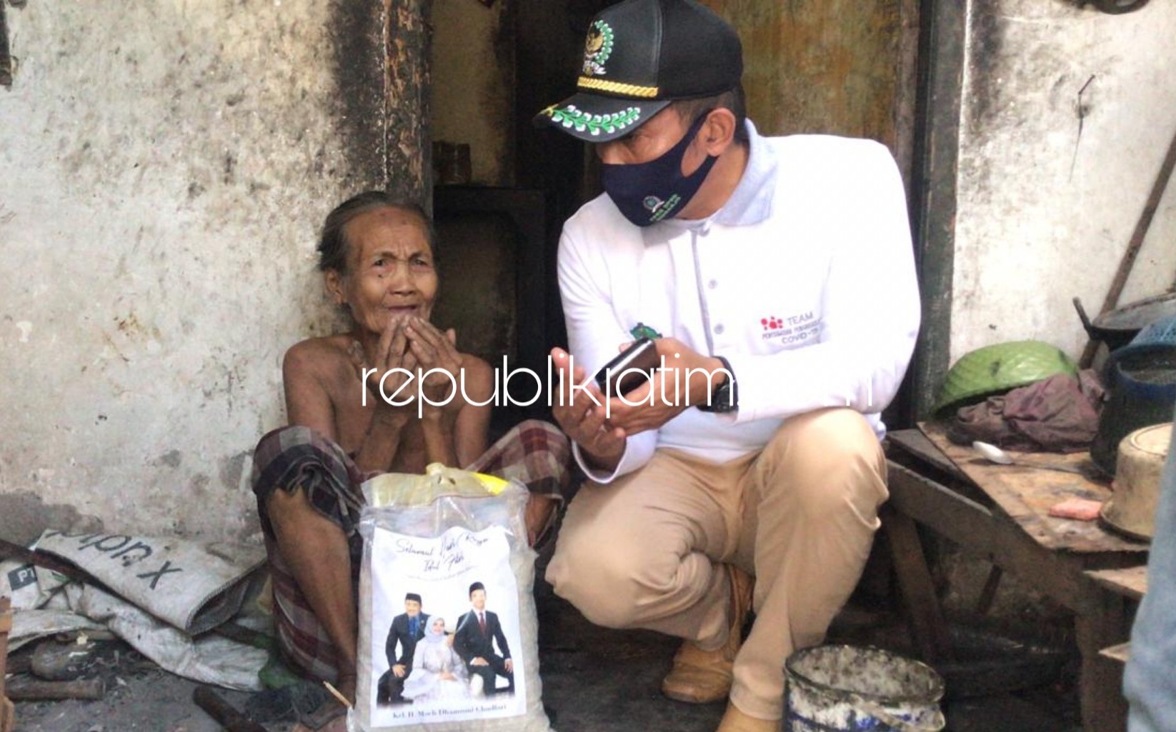 BAGIKAN - Politisi PKB Sidoarjo, M Dhamroni Chudlori membagikan sembako bagi warga miskin salah satunya diterima Mbah Kati warga Desa Kepatihan, Kecamatan Tulangan, Sidoarjo yang tinggal di rumahnya yang memprihatinkan, Sabtu (23/05/2020).
