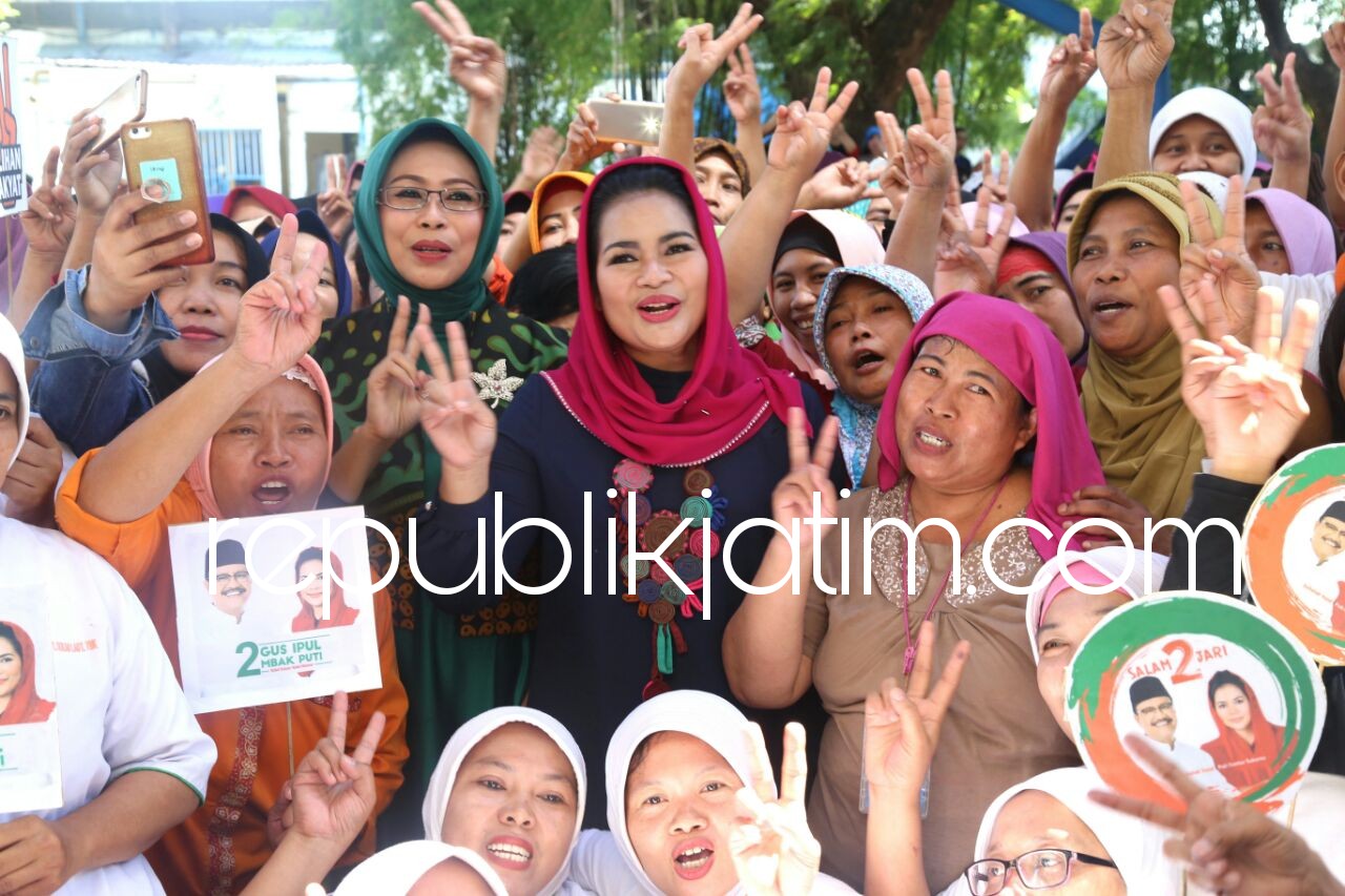 KUNJUNGAN - Cawagub Jawa Timur 2018 nomor urut 2, Puti Guntur Soekarno mengunjungi PT Sekar Group Tbk disambut ribuan karyawan para staf serta pimpinan perusahaan, Rabu (23/05/2018).