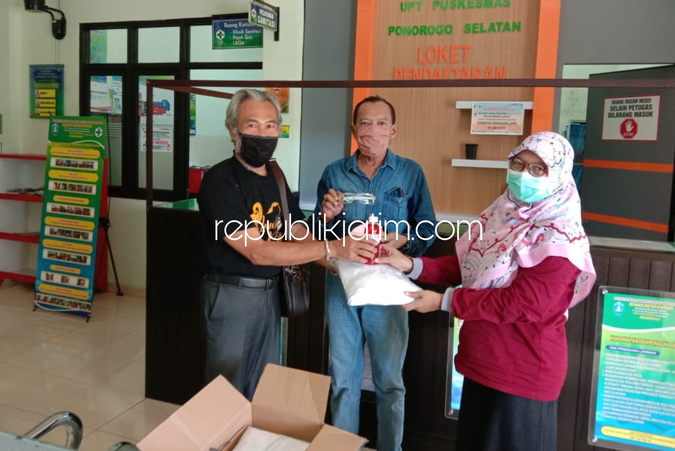 BANTUAN - Politisi Partai Demokrat Giri Sancoko menyerahkan Alat Pelindung Diri (APD), and sanitizer dan disinfektan ke sejumlah puskesmas dan masjid di Ponorogo, Sabtu (23/05/2020).