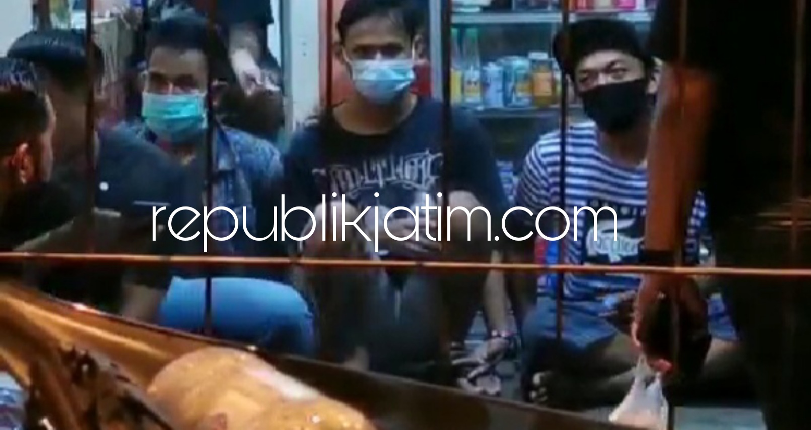 DIRINGKUS - Kapolresta Sidoarjo, Kombes Pol Sumardji memimpin penangkapan 4 pemuda pengeroyok Pratu Marinir Jehezkial Yusuf Sakan (28) hingga terkapar penuh luka di pintu keluar Terminal Purabaya Bungurasih, Kecamatan Waru, Minggu (23/05/2021) malam.