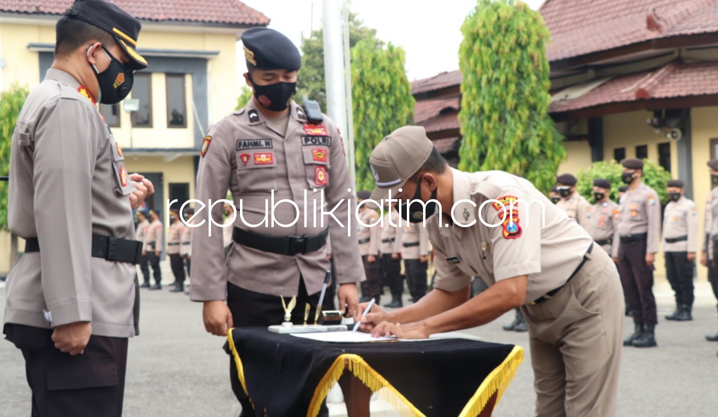 DEKLARASI - Kapolres Ponorogo, AKBP Mochamad Nur Azis bersama anggotanya menandatangi Pakta Integritas anti narkoba yang digelar di halaman Polres Ponorogo, Senin (24/05/2021).