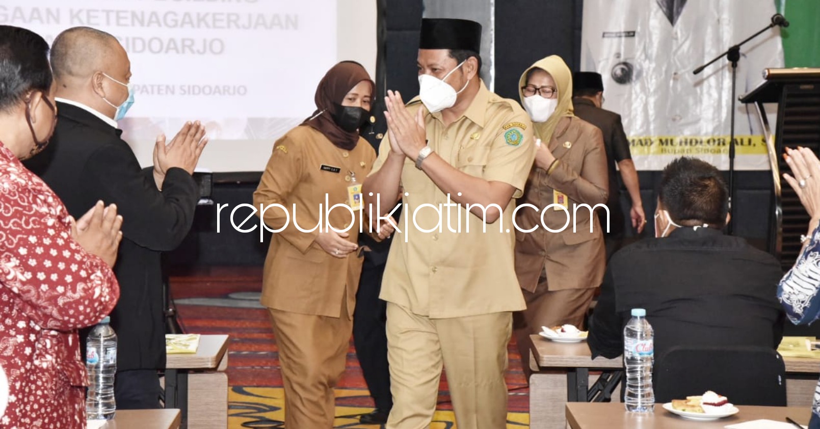 BUKA - Wabup Sidoarjo, Subandi membuka Bimtek Penguatan Peran Fungsi LKS Tripartit, TDD dan Dewan Pengupahan melalui Capacity Building Tenaga Kerja di Hotel Luminor Sidoarjo, Senin (24/05/2021).