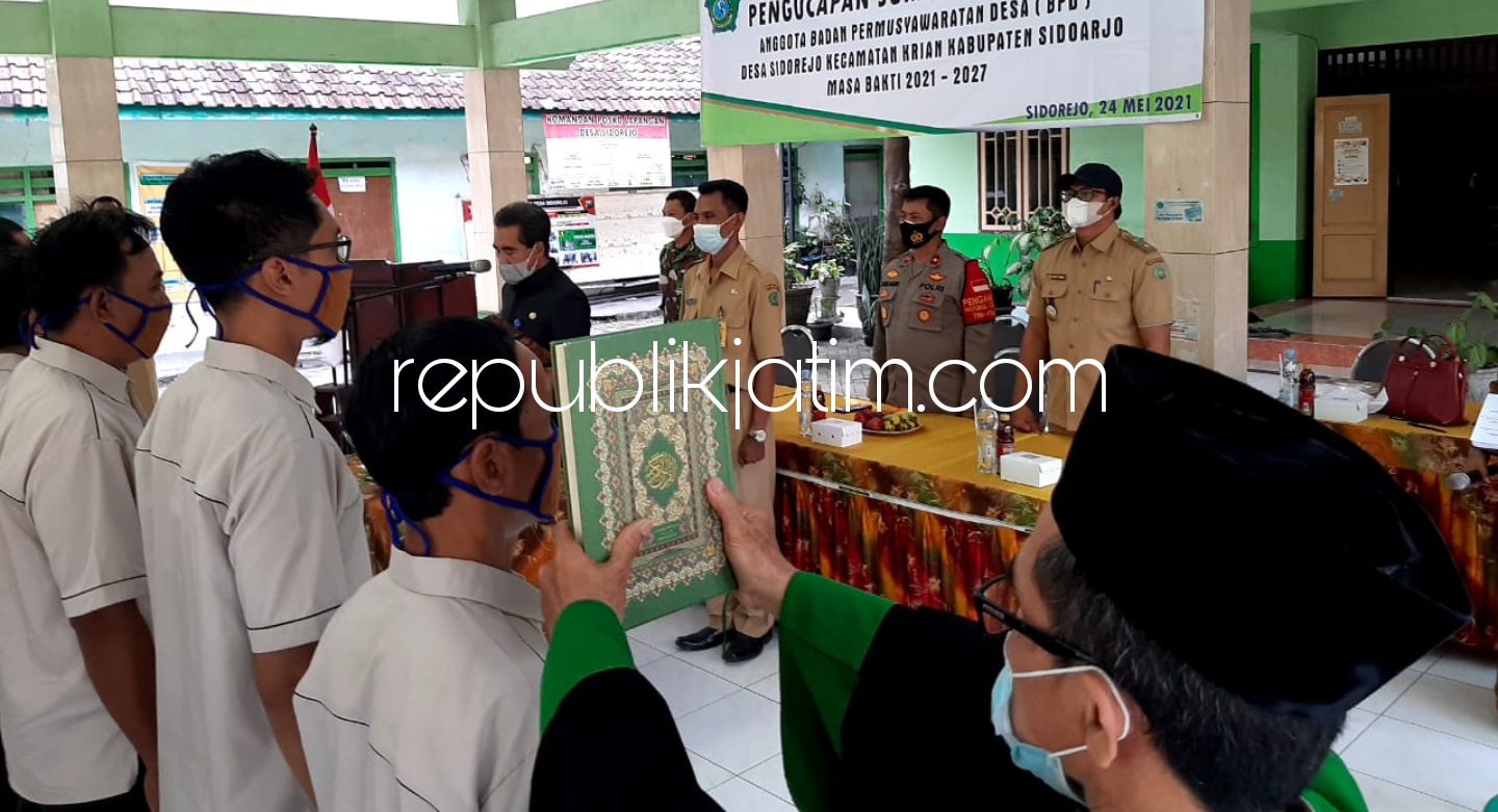LANTIK - Sembilan anggota BPD Sidorejo, Kecamatan Krian, Sidoarjo dilantik Plt Camat Krian, Probo Agus Sunarno disaksikan Kades Sidorejo Agus Triana dan Forkopimka Krian, Senin (24/05/2021) sore. 