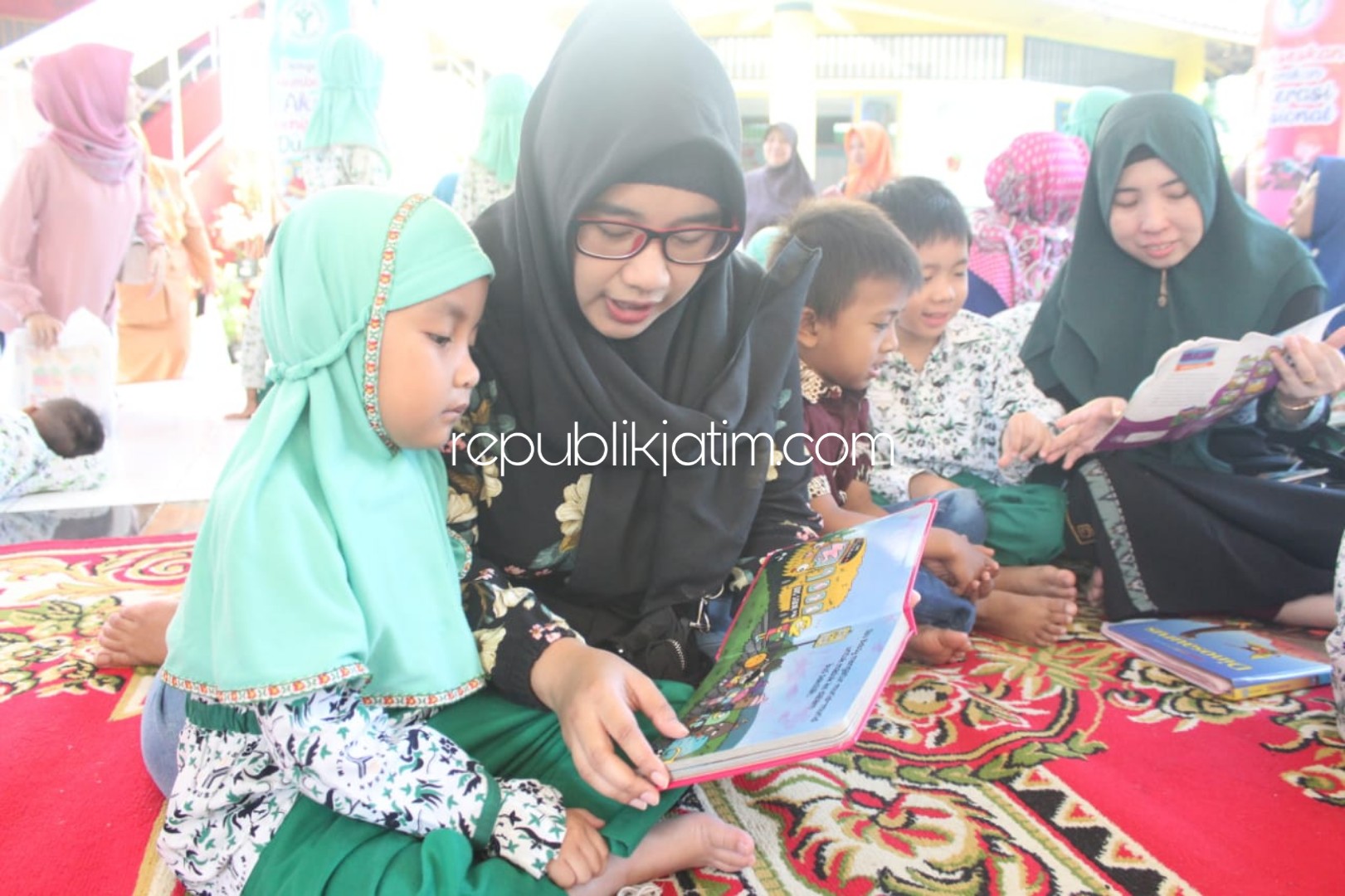 BACA BUKU - Sejumlah orangtua mendampingi putra putrinya membaca (tadarrus) buku mendukung Gernas Baku saat Pondok Ramadhan KB - TK Al Muslim JL Raya Wadungasri, Kecamatan Waru, Sidoarjo, Kamis (23/05/2019).