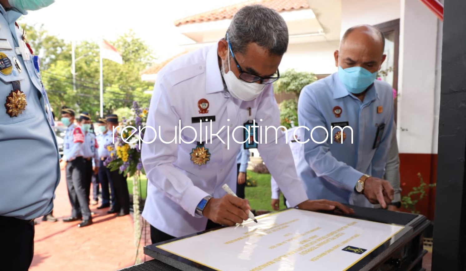 LAYANAN - Kanwil Kumham Jatim kembali mengupgrade kualitas pelayanan publiknya masyarakat bisa mendaftar antrean secara online. Sistem baru ini didukung dengan peningkatan Pusat Pelayanan Terpadu lebih nyaman, aman dan ramah, Senin (24/05/2021).
