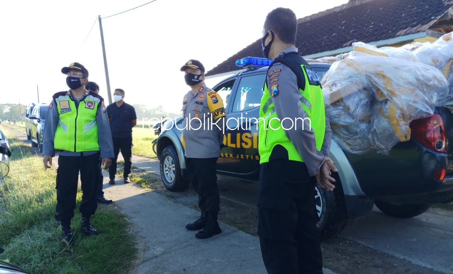 BALON UDARA - Polsek Jetis berhasil mengamankan dua balon udara ukuran raksasa yang hendak diterbangkan, Senin (25/05/2020).