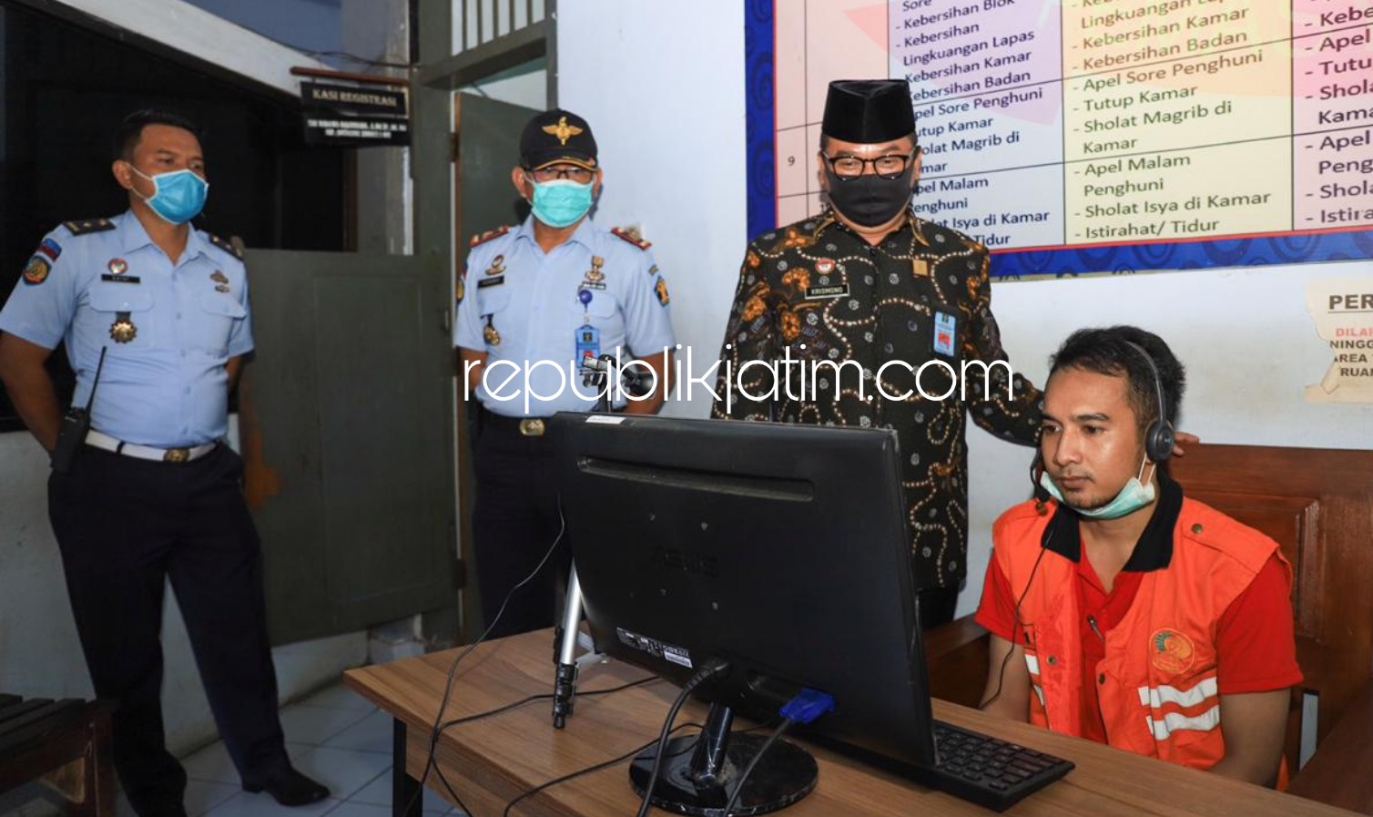 VIDEO CALL - Kakanwil Kemenkumham Jatim Krismono meninjau langsung pelaksanaan pengguna layanan Vidwo Call yang dimanfaatkan seorang WBP berinisial RK yang menyelesaikan video call dengan istrinya, Senin (25/05/2020).