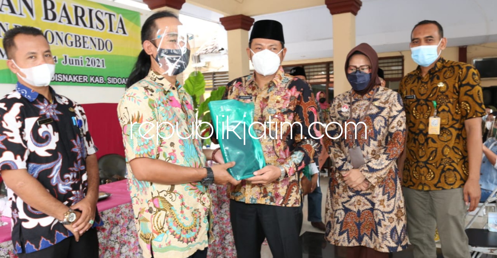 PELATIHAN - Bupati Sidoarjo, Subandi membuka Pelatihan Barista (Penyaji Kopi) profesional untuk 32 warga Kecamatan Balongbendo, Sidoarjo, (25/05/2021).