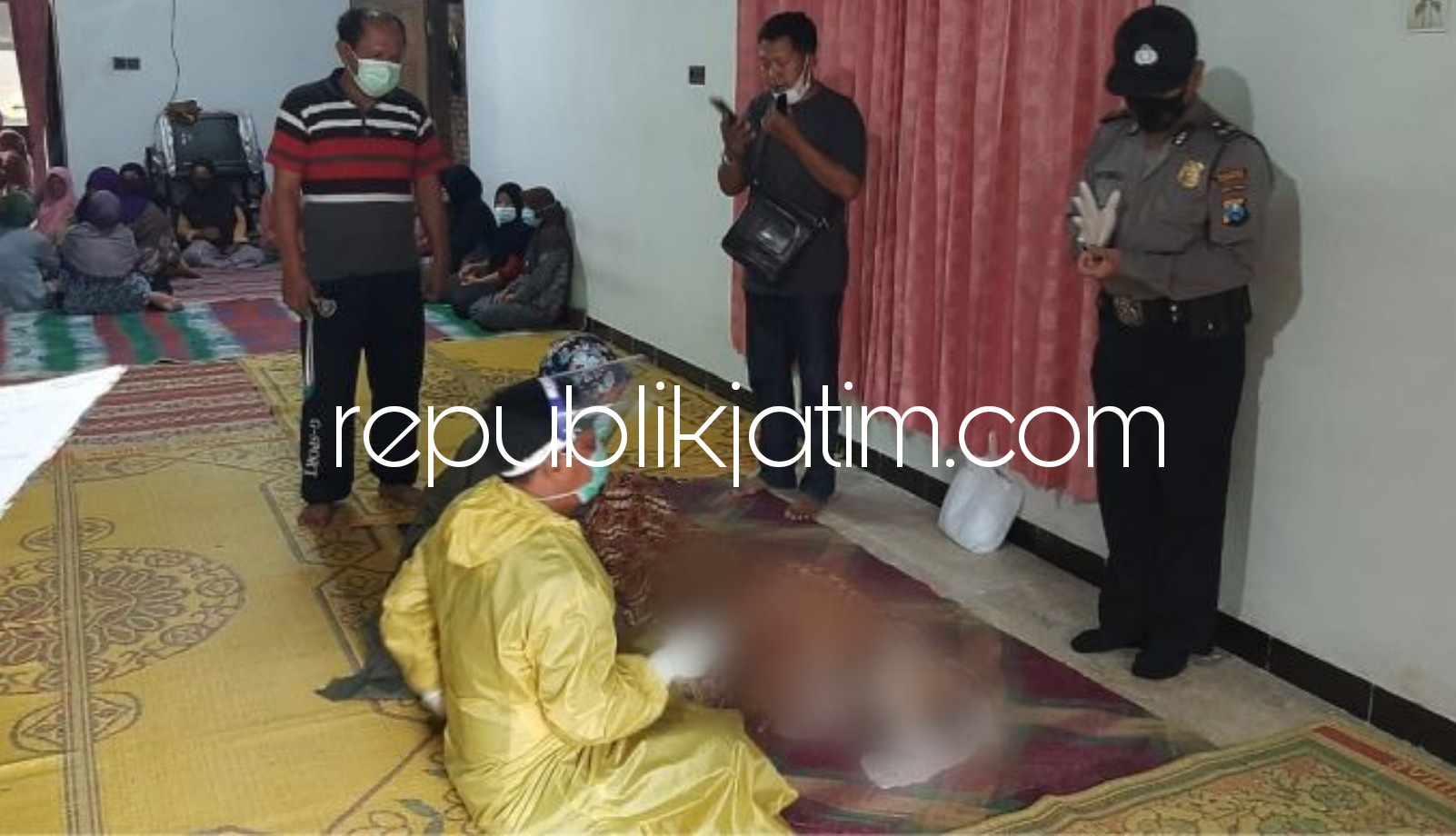 TKP - Petugas Polsek dan tim medis Puskesmas Siman memeriksa jenazah korban tewas, Bonaji (56) warga Dusun Doyong, Desa Ngampel, Kecamatan Balong, Ponorogo, Selasa (25/05/2021).