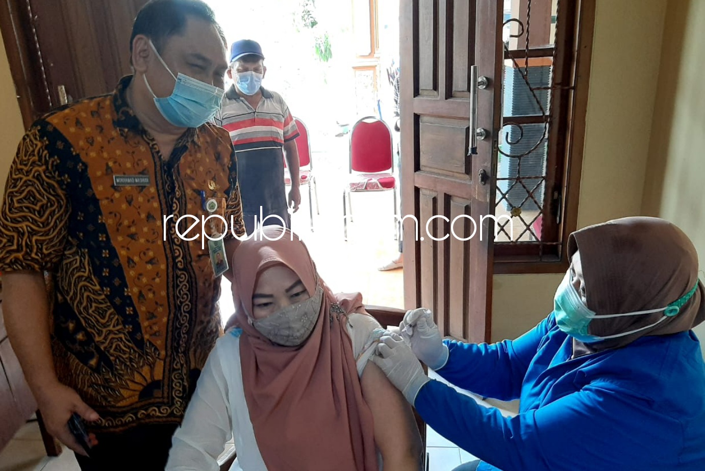 VAKSINASI - Istri Kades Kraton, Nur Afifah bersama Kades Mukhammad Mashudi saat suntik vaksin dalam kantor desa setempat, Selasa (25/05/2021).
