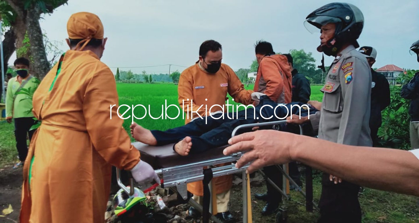 EVAKUASI - Petugas Unit Laka, Satuan Lalu Lintas, Polres Ponorogo mengevakuasi dan menggelar olah TKP kecelakaan motor lawan motor di JL Raya Ponorogo-Wonogiri, Desa Gelang Kulon, Kecamatan Sampung, Ponorogo, Selasa (25/05/2021).