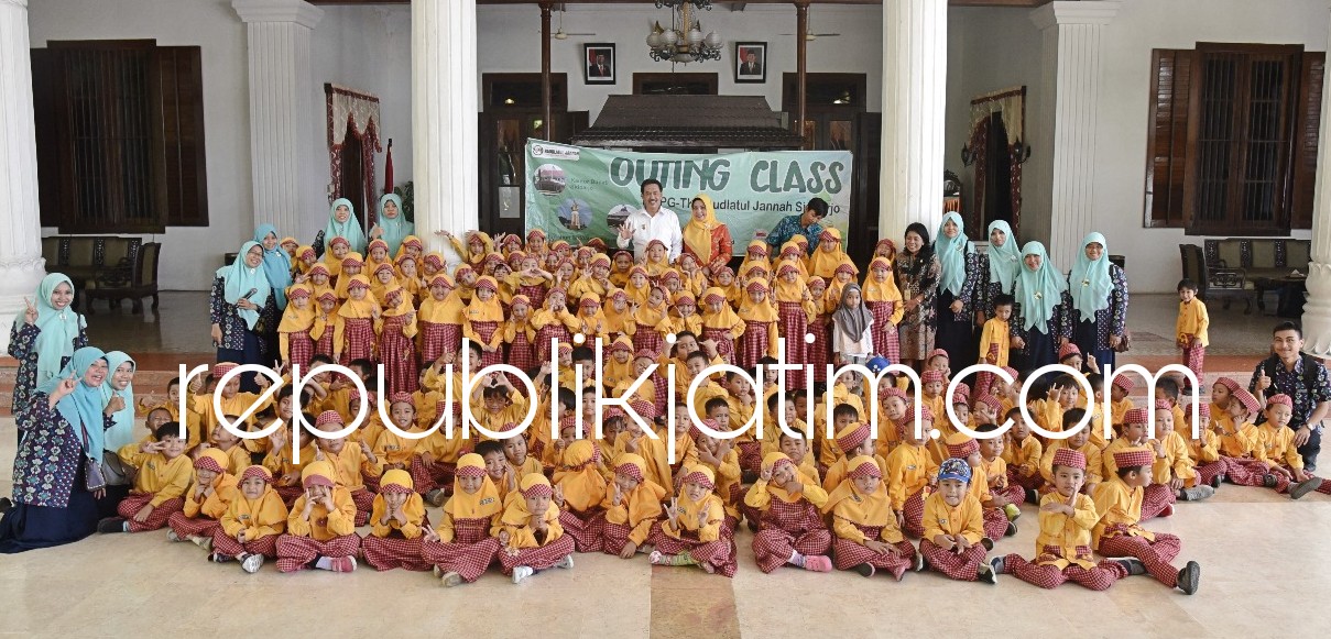 KUNJUNGAN - Wakil Bupati Sidoarjo, Nur Ahmad Syaifuddin menerima kunjungan 227 anak PG dan TK Perguruan Islam, Raudlatul Jannah, Waru yang di Pendopo Delta Wibawa, Sidoarjo, Jumat (25/05/2018).