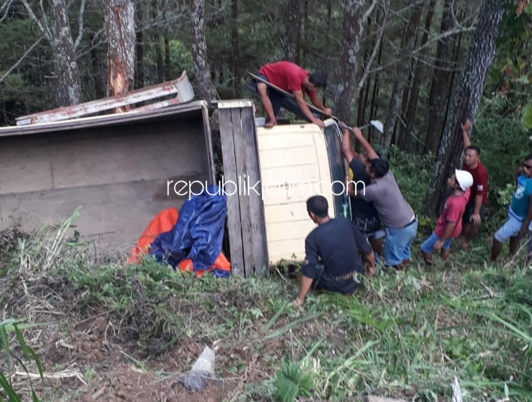 MASUK JURANG - Sebuah truk naas masuk jurang dievakuasi warga saat dikemudikan anak bawah umur, Senin (25/05/2020).