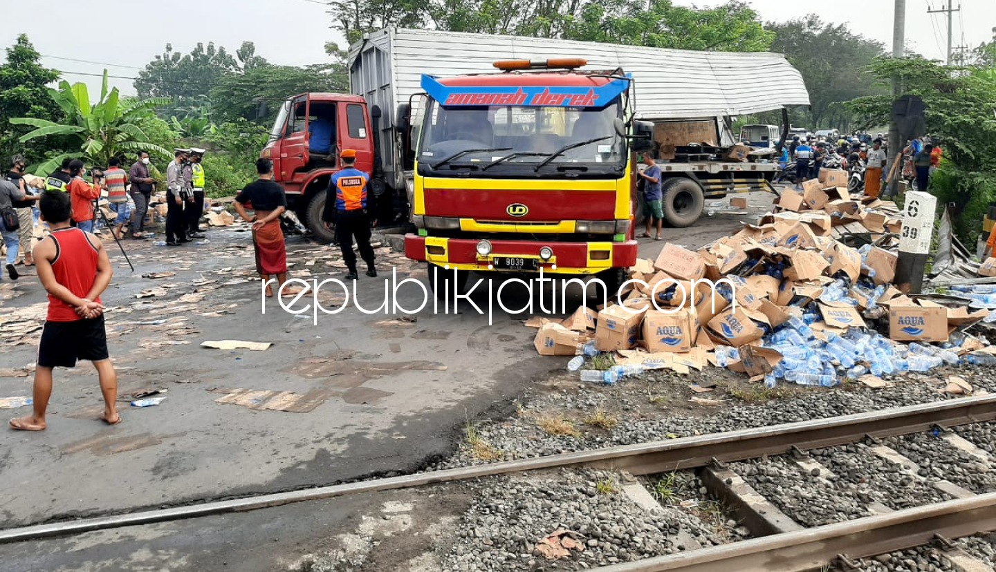 TEWAS - Sopir trik Wingbox bernopol B 9032 BOA yang mengangkut ribuan kardus air mineral tewas ditabrak KA Turangga dan muatannya berhamburan di Rel KA Dusun Klagen, Desa Tropodo, Kecamatan Krian, Sidoarjo, Selasa (25/05/2021).