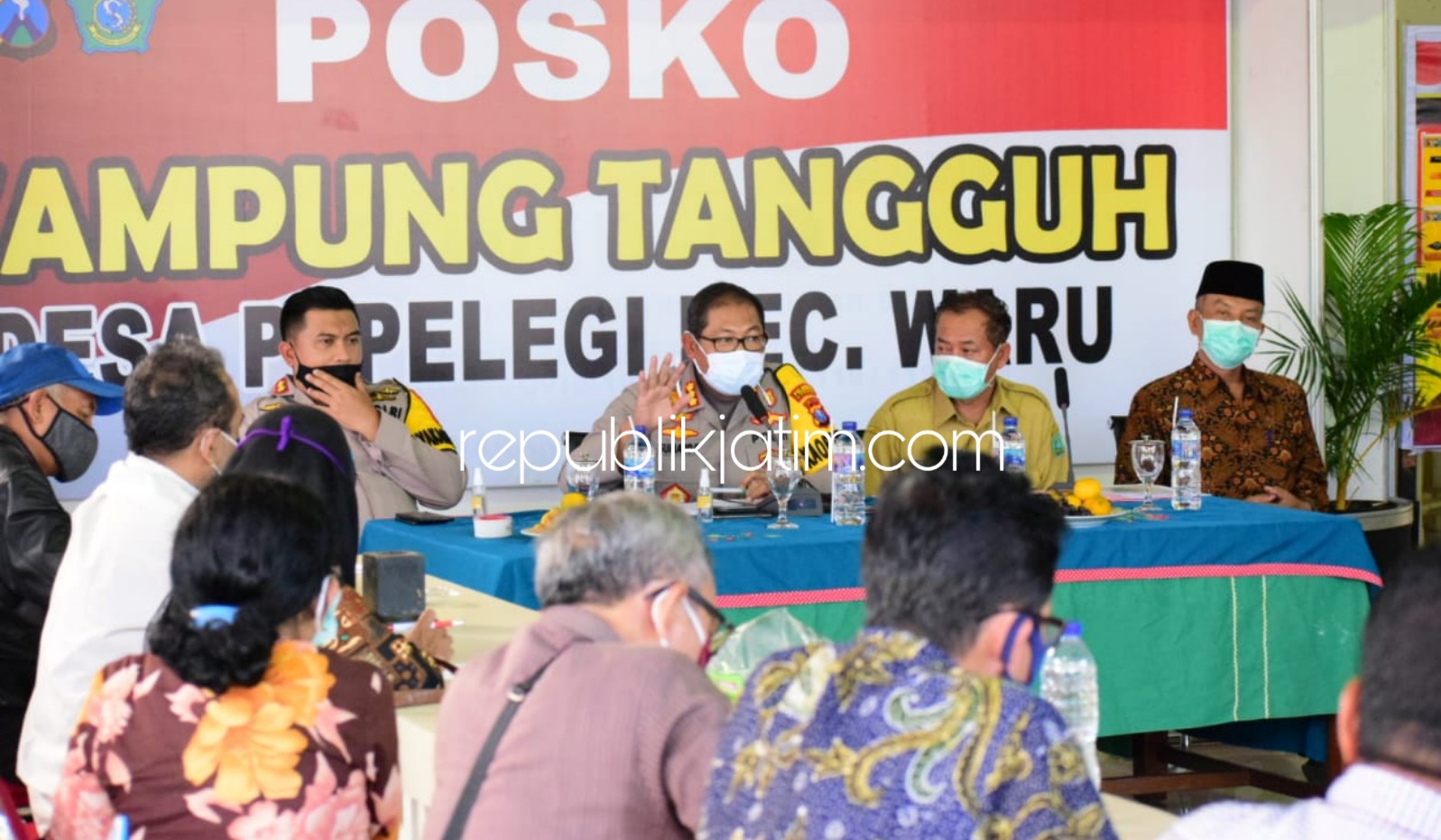 RAPAT - Kapolresta Sidoarjo, Kombes Pol Sumardji memimpin rapat penguatan peran Satgas Desa dalam penerapan PSBB Tahap ketiga di Desa Pepelegi, Kecamatan Waru, Sidoarjo, Senin (25/05/2020) sore.
