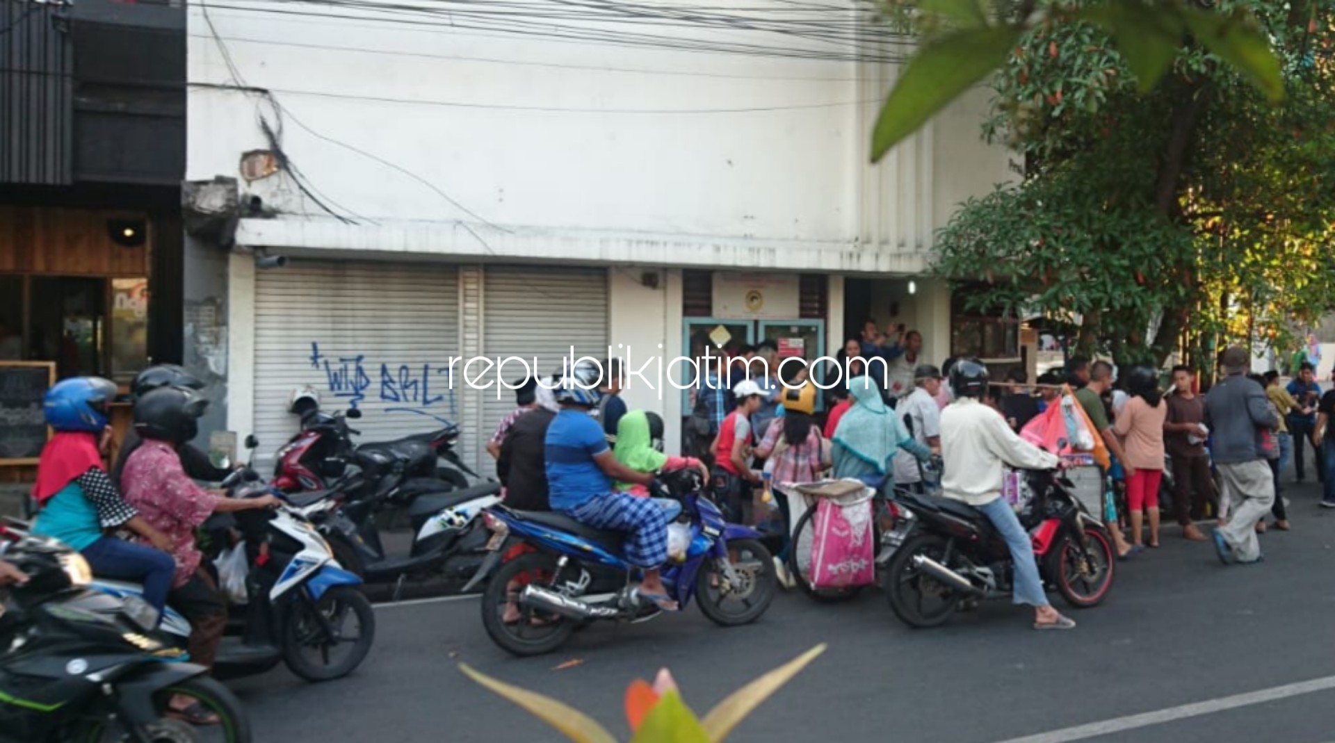 BERBAGI - Puluhan anggota Persatuan Wartawan Indonesia (PWI) dan Forum Wartawan Sidoarjo (Forwas) membagikan ratusan paket takjil di JL A Yani Sidoarjo (depan Balai Wartawan), Jumat (24/05/2019) petang.