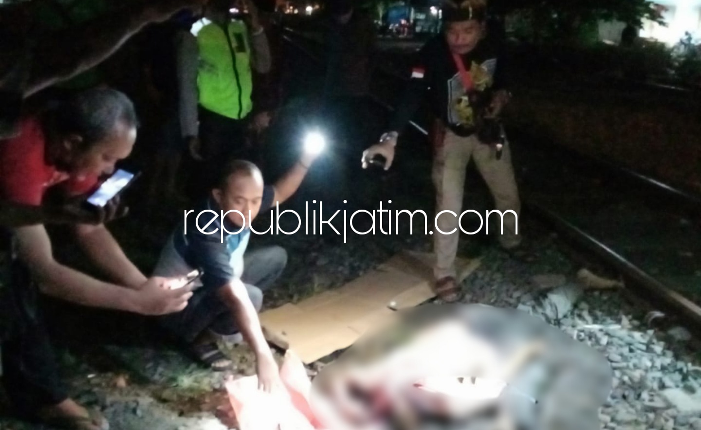 TEWAS - Gayong Yudi Wiryono (52) tewas menjadi korban karena terserempet Kereta Api (KA) di Stasiun Krian, Senin (24/5/2021) malam. 
