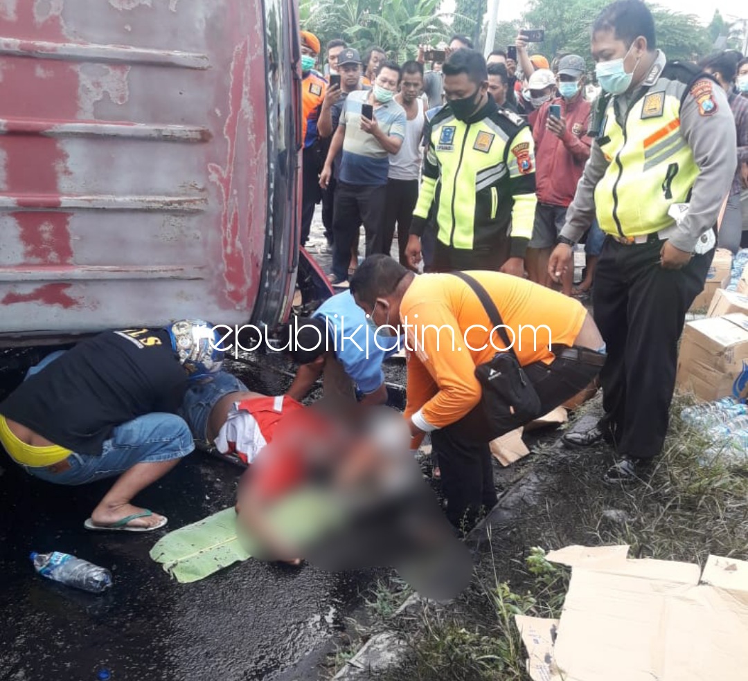 EVAKUASI - Petugas mengevakuasi jenazah sopir truk kontainer Wingbox bernopol B 9032 BOA, Muhammad Soleh (42) warga Dusun Karanglo, Desa/Kecamatan Sukorejo, Kabupaten Pasuruan usai truknya ditabrak KA Turangga di perlintasan KA Krian, Selasa (25/05/2021).