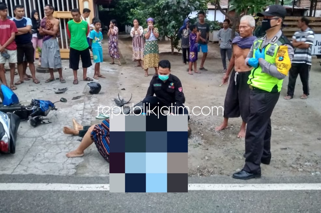 TERKAPAR - Petugas Polsek Jenangan mengevakuasi korban dan menggelar olah TKP tabrakan dua motor adu moncong yang menyebabkan satu korban tewas, satu kritis dan dua terluka, Selasa (26/05/2020).