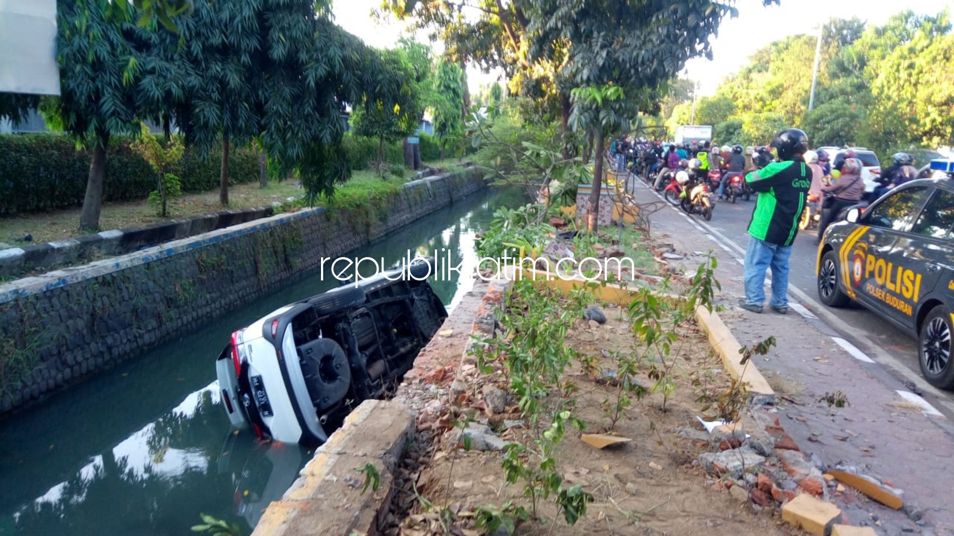 NYEMPLUNG - Sebuah mobil Daihatsu Terios bernopol N 1275 FH yang dikemudikan Iwan Supriyadi (32), warga Dusun Golek, Desa Karangduren, Kecamatan Pakisaji, Kabupaten Malang terjebur sungai usai mengerem mendadak, Sabtu (25/05/2019).