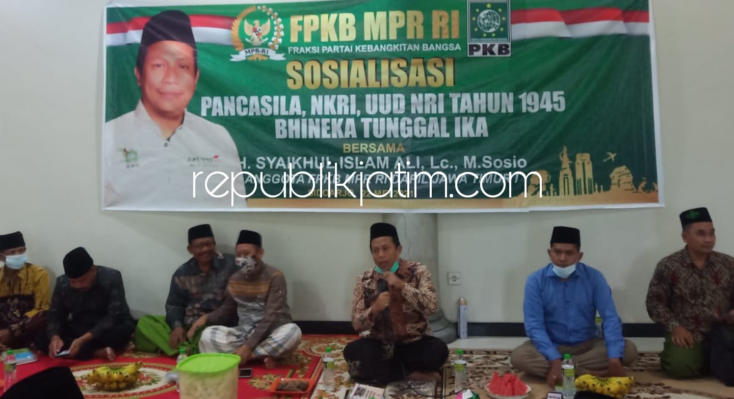 SOSIALISASI - Anggota MPR RI, Syaikhul Islam Ali (Gus Syaikhul) menyampaikan sosialisasi Empat Pilar Kebangsaan untuk puluhan warga di Aula Desa Pangkemiri, Kecamatan Tulangan, Sidoarjo, Sabtu (22/05/2021) sore.
